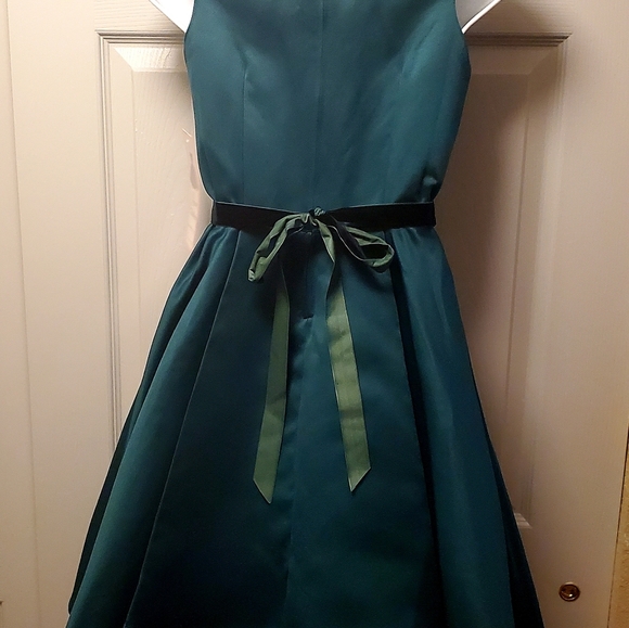 Beautiful girls green dress - Picture 2 of 2